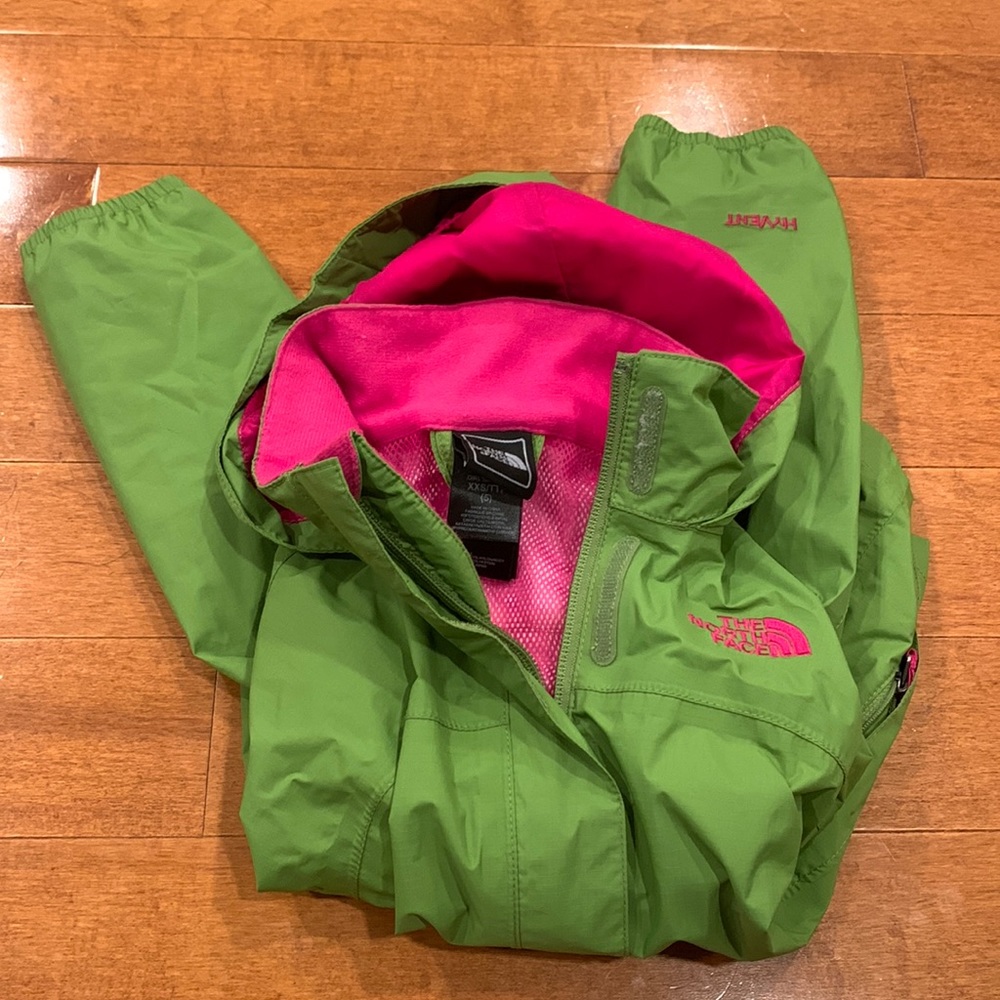 The North Face kids raincoat. Green/pink size 5 XXS. Like new